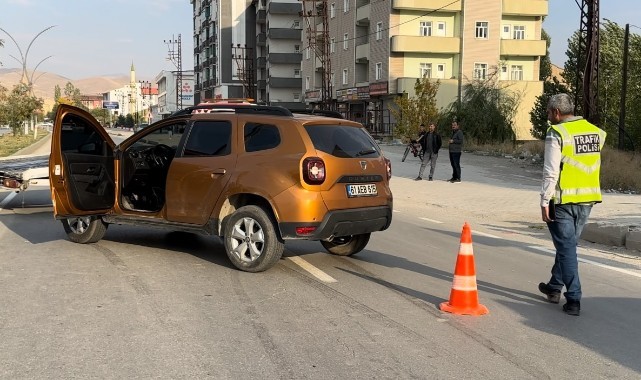Yolun karşısına geçmek isteyen kıza araba çarptı