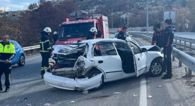 3 aracın karıştığı zincirleme kazada 2 kişi yaralandı