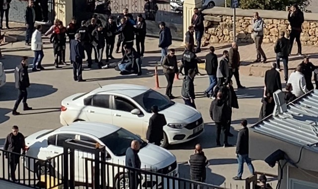 Adliye önünde kavga! Yaralılar var