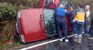 Alaplı'da otomobil kaza yaptı: 3 yaralı