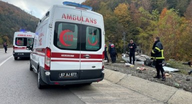 Alışverişten dönen yaşlı çift araçla takla attı