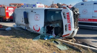 Ambulans orta refüje çıkıp yan yattı: 7 yaralı