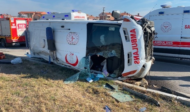 Ambulans orta refüje çıkıp yan yattı: 7 yaralı