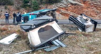 Antalya'da minibüs devrildi! Yabancı uyruklu sürücü yaralandı