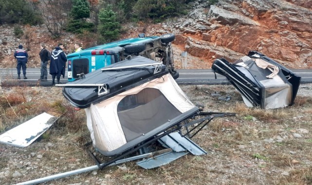 Antalya'da minibüs devrildi! Yabancı uyruklu sürücü yaralandı