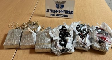 Aracın üst torpidosuna gizlenen altın komşuya kaldı