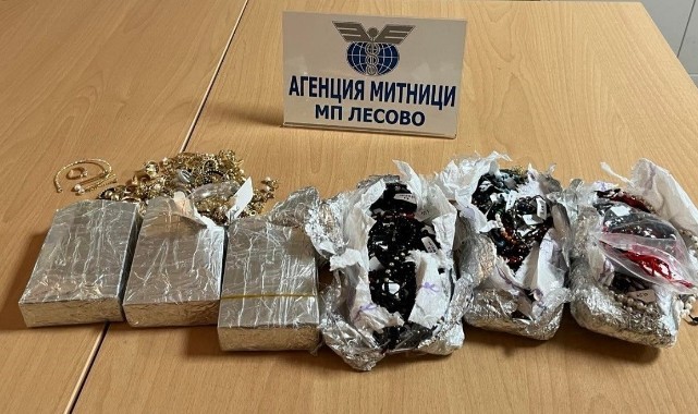 Aracın üst torpidosuna gizlenen altın komşuya kaldı