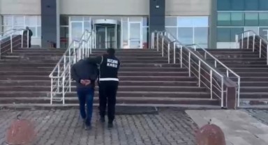 Banyo tavanına saklanan uzun namlulu silahlar polisi şaşırttı