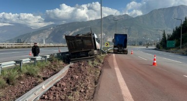 Bariyere çarpan kamyon sürücüsü yaralandı