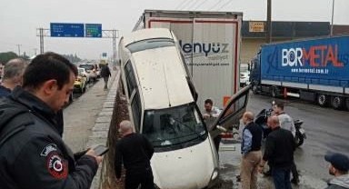 Bariyerleri aşan otomobil, tırın dorsesine asılı kaldı