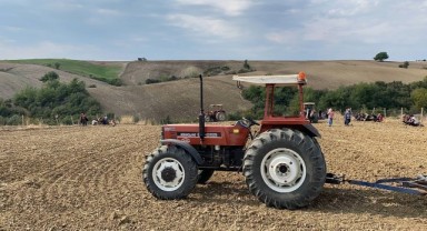 Buğday ekerken traktörün altında kalarak can verdi