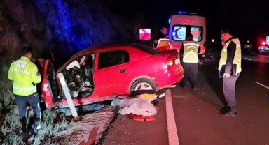 Bursa'da otomobil refüje düştü: Sürücü can verdi