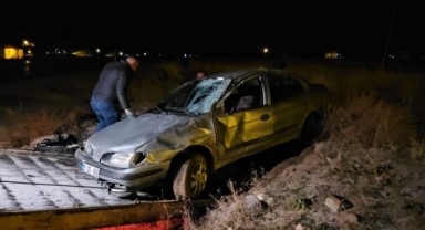 Buzlanan yolda otomobil takla attı: 3 yaralı