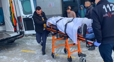 Buzlanan yolda tır devrildi, baba ve oğlu yaralandı