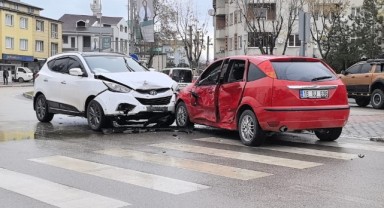 Cip ile otomobil çarpıştı: 1'i çocuk 2 kişi yaralandı