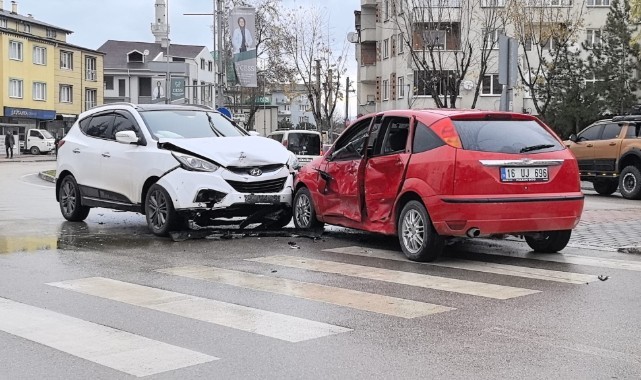 Cip ile otomobil çarpıştı: 1'i çocuk 2 kişi yaralandı