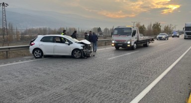 D100'de otomobil bariyerlere çarptı: 1 yaralı