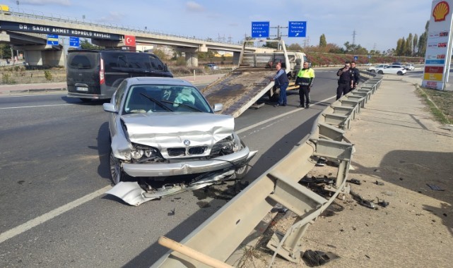 Demir bariyere çarpan otomobilin sürücüsü yaralandı
