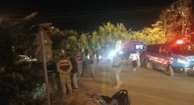 Direksiyon hakimiyetini kaybeden motosikletli dereye uçtu