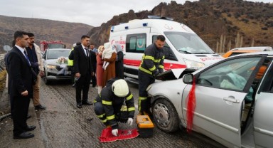 Düğün konvoyundaki otomobil bariyere çarptı: 5 yaralı
