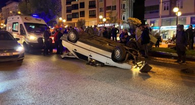 Elektrik direğine çarpan otomobil takla attı: 1 yaralı