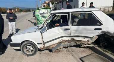 Feci kazada Fiat Tofaş hurdaya döndü: 2 yaralı