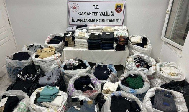 Gaziantep'te çok sayıda kaçak kıyafet ele geçirildi