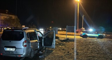 Hafif ticari araç ile otomobil çarpıştı: 1 ölü, 5 yaralı