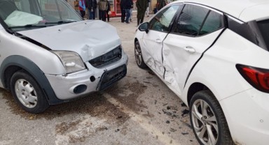 Hafif ticari araç ile otomobil çarpıştı: 5 yaralı