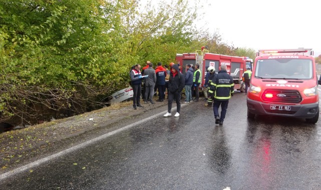 Hafif ticari araçla çarpışan otomobil şarampole yuvarlandı! 3 ölü