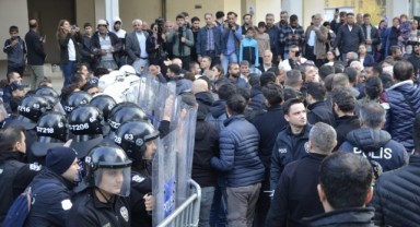 Halfeti Belediyesi önünde polise taşlı saldırıda bulunan 8 kişi yakalandı