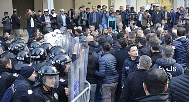 Halfeti Belediyesi önündeki taşlı saldırıda 2 polis yaralandı