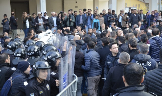 Halfeti Belediyesi önündeki taşlı saldırıda gözaltı sayısı arttı!
