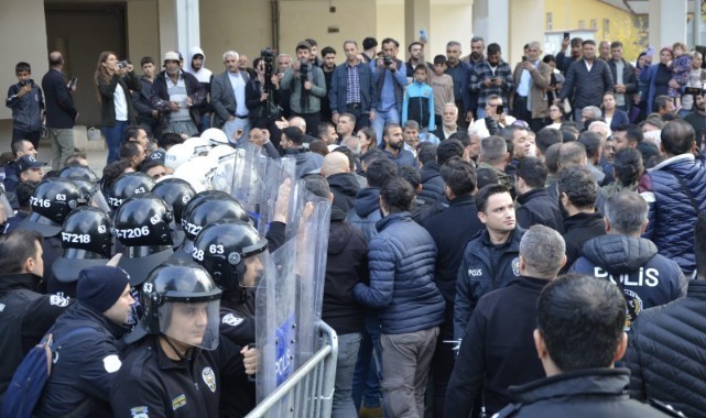Halfeti'de polislere taşlı saldırı yapan kişiler adliyeye sevk edildi