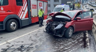İki araç kafa kafaya çarpıştı: 5 yaralı