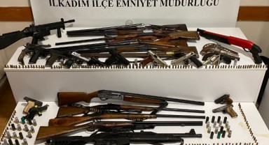 İki evde çok sayıda silah ele geçirildi