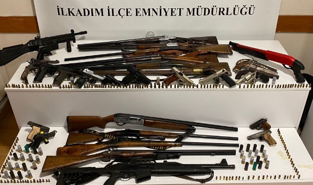 İki evde çok sayıda silah ele geçirildi