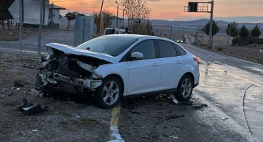 İki otomobil kafa kafaya çarpıştı: 2 yaralı