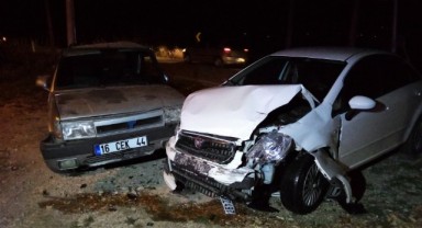 İki otomobil kafa kafaya çarpıştı: 6 yaralı