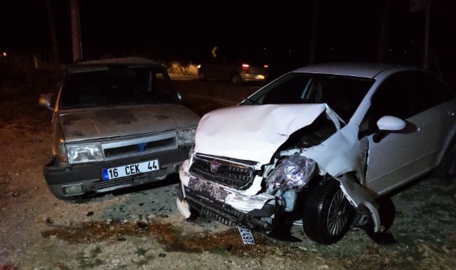 İki otomobil kafa kafaya çarpıştı: 6 yaralı