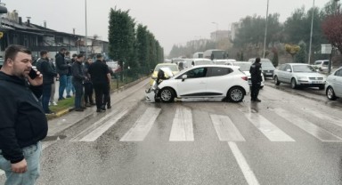 İki otomobilin çarpıştığı kazada 1 kişi yaralandı