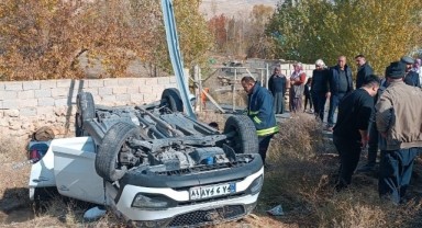 İran plakalı otomobil takla attı: 2 yaralı