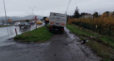 Kamyon ile otomobil çarpıştı: 2 yaralı