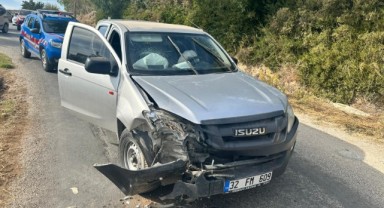 Kamyonet ile otomobil çarpıştı: 3 yaralı