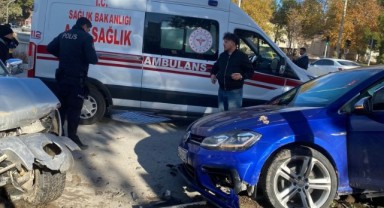 Kamyonet ile otomobil çarpıştı: 3 yaralı