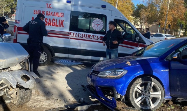 Kamyonet ile otomobil çarpıştı: 3 yaralı