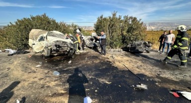 Kamyonet otomobille kafa kafaya çarpıştı: 1 ölü 1 yaralı
