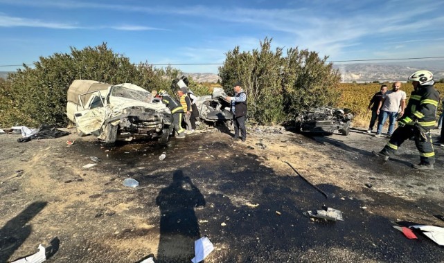 Kamyonet otomobille kafa kafaya çarpıştı: 1 ölü 1 yaralı