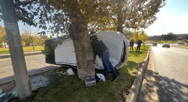 Kamyonet refüje çıkıp devrildi: 2’si ağır 5 yaralı