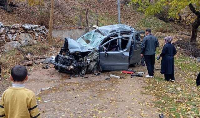 Kamyonet şarampole yuvarlandı: Yaralılar var